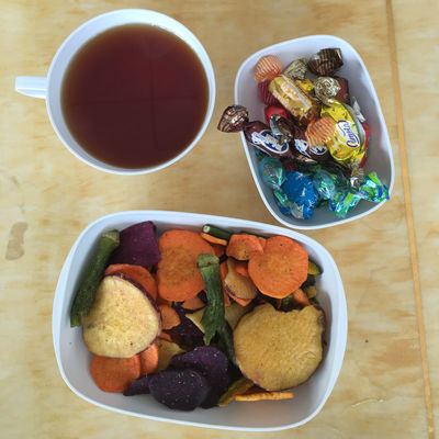 Αγορά Τα υγιή τριζάτα ξηρά φρούτα και λαχανικά τροφίμων ανάμιξαν τηγανισμένα τα πρόχειρα φαγητά τσιπ γλυκών πατατών online manufacture