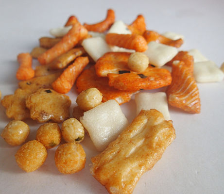 Αγορά Κινεζική πρόχειρων φαγητών κατασκευαστών καλή νόστιμη πρόχειρων φαγητών ρυζιού κροτίδα ρυζιού κροτίδων μικτή Richy online manufacture