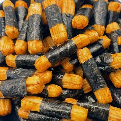 Τριζάτα ρυζιού ξεφγμένα κροτίδα πρόχειρα φαγητά φραγμών ρόλων ρυζιού φυκιών τροφίμων ιαπωνικά