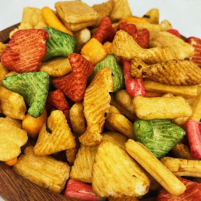 Κορεατικές μικτές κροτίδες ρυζιού όλα τα τρόφιμα πρόχειρων φαγητών ηλικιών