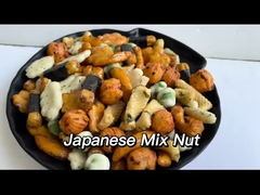 Ο cOem τσιμπά τις ιαπωνικές μικτές ύφος κροτίδες ρυζιού με τα αλατισμένα ρόλος μπιζέλια φυκιών